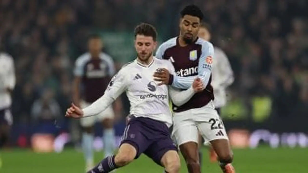 تعادل مثير 1-1.. أستون فيلا يقاوم مان يونايتد في شوط أول مشوق مع فيديو